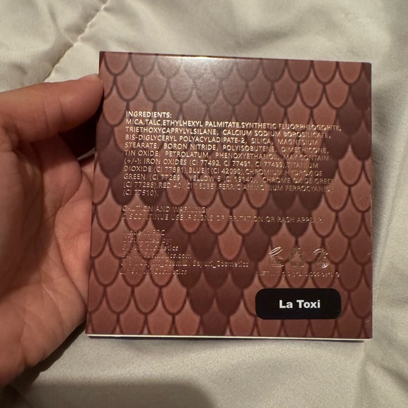 Eyeshadow Palette with Mirror - Gold, Black, nudes Shades - Picture 3 of 3